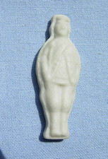 FEVE  faience ou porcelaine Soldat dos lisse