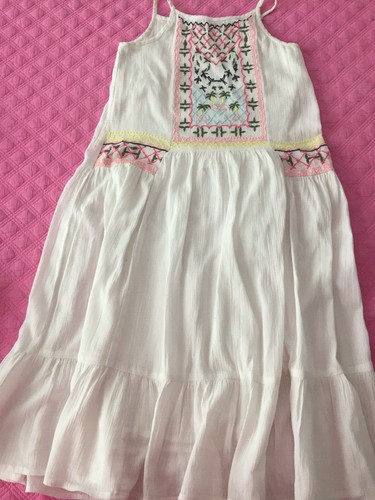 Robe blanche avec - robe, broderies