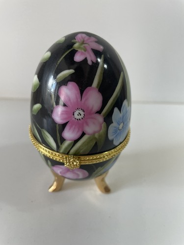 Oeuf porcelaine sur pieds - oeuf, en