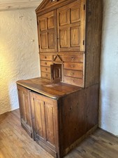 Chasublier. Meuble Antiquaire