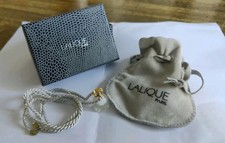 Collier , sautoir, Pendentif Clochette de Muguet Porte Bonheur, signée Lalique .