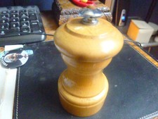 Poivrier, Moulin à Poivre Peugeot en Bois , Mécanisme Acier, Ancien Modèle