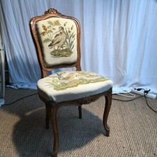 CHAISE RECOUVERT DE TAPISSERIE  DANS LE STYLE DU   18 EME SIECLE BON ETAT 