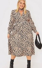 Robe Mi-Mollet à Col Montant