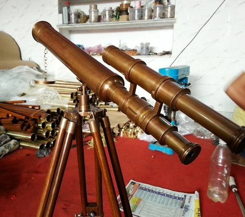 Ancien télescope vintage - , en