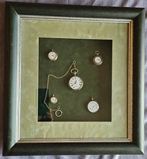 Cadre avec lot de 5 anciennes montre s à gousset + 1 chaîne