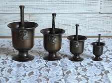 4 anciens mortiers en bronze, pots d’apothicaire, têtes lions