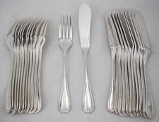 Christofle Berain, Coquille 12 couverts poisson gravés 24 pièces, métal argenté.
