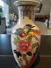Vase Chinois en porcelaine. A décor de motifs floraux/Oiseaux exotiques. 21 cm