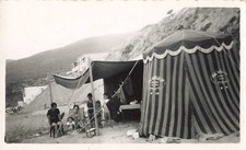 ANCIENNE PHOTOGRAPHIE A LA PLAGE CIRCA 1940 ORAN TENTES DE PLAGES ET FAMILLE