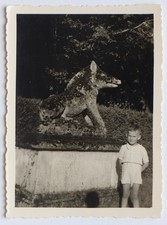 Garçon devant statue animal cochon sanglier - Photo ancienne snapshot