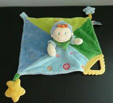 X5. DOUDOU PLAT MOTS D'ENFANTS LUTIN POUPEE GARCON BLEU VERT JAUNE ETOILE TBE