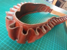 Ceinture cartouchière de chasse en cuir marron cartouches calibre 12