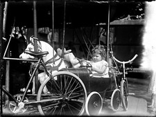 Portrait enfant manège - ancien négatif photo verre an. 1920
