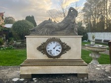 Pendule Femme drapée allongée,en bronzeet marbre blanc