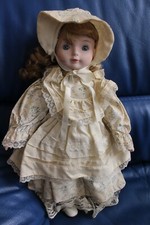 POUPEE TETE EN PORCELAINE CORPS EN TISSUS