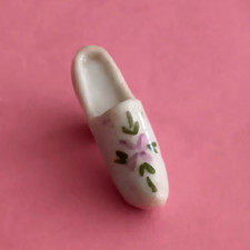 RARE JOLI SABOT  Long. 2,7cm porcelaine émaillée au décor floral mauve vert.