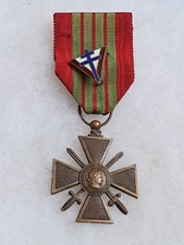 Une médaille militaire croix