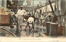 CARTE POSTALE 617. LAVAGE DU PONT D'UN CUIRASSE - BATEAU - MER