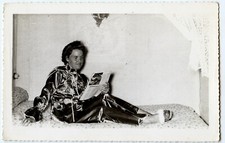 Portrait jeune femme en pyjama de soie photo ancienne an. 1950