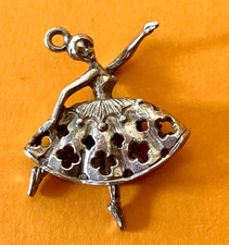 16)	MOVING DANCER IN A LONG