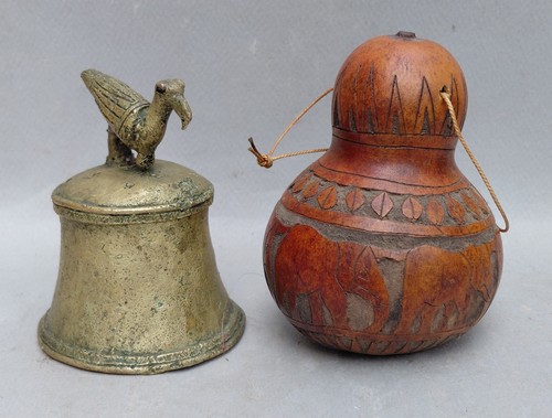 Lot une cloche d - et, d'une