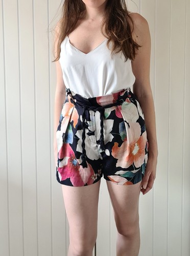 Short taille haute noir fleuri