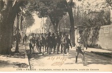 VAR  FREJUS  Senegalais retour de marche route de Cannes