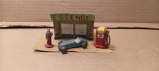 Superbe diorama station service platre et farine station + voiture de course