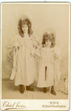 PHOTO CABINET carte c.1900, deux soeurs posent pour Thiel frères à Nice enfance