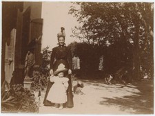 Madame Estellon et sa fille dans le jardin d'une propriété à Marseille. 1899.