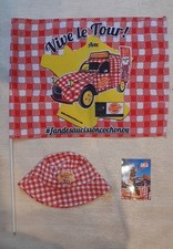 TOUR DE FRANCE  RARISSIME DRAPEAU + BOB ET CARTE POSTALE COCHONOU DE LA CARAVANE
