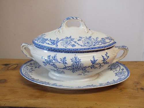 Saucière couverte ancienne - , en