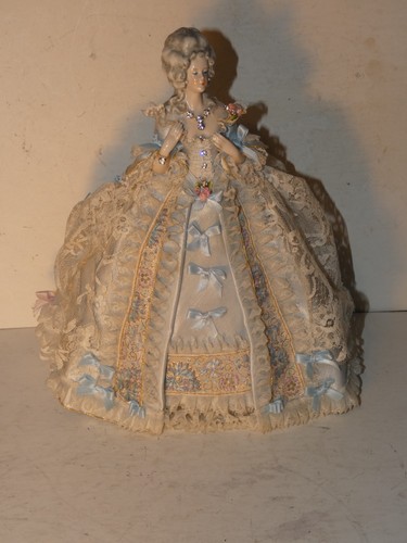 Demi figurine femme poupee - demi,