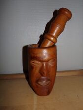 Mortier en bois sculpté et