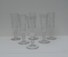 six anciennes flûtes à champagne en cristal à pans taillés
