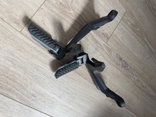 Kit complet de cales pieds kawasaki z650 noir. Très bonne état (jamais utilisé) 