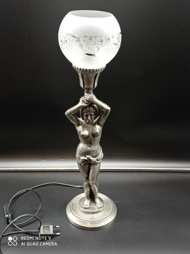 Ancienne grande lampe - , femme