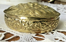 Ancienne boite à poudre poudrier laiton a decor de roses