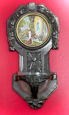 Bénitier mural Bernadette et l’apparition à Lourdes métal Art Déco frise florale