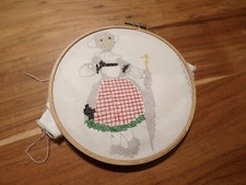 Cercle a broder en bois et laiton avec Bécassine a finir ( ref 45 )