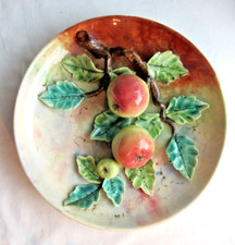 Plat LONGCHAMP aux 3 pommes en trompe l'oeil, barbotine, vers 1900