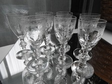 BACCARAT / ST LOUIS 7 anciens verres à liqueur en cristal gravé / cave à liqueur