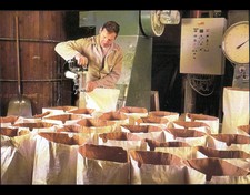 MEUNIER / OUVRIER à la mise en SAC de la FARINE à la sortie du MOULIN