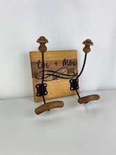 Joli porte manteaux en bois style ancien gravé, 2 patères en fer et bois 