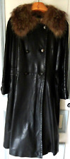 manteau ,  cuir noir, doublé de fourrure véritable ainsi que le col