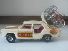 Peugeot 404 MERCIER  BP SALZA vintage Tour de France cycliste l'Equipe TDF