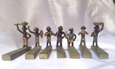 7 porte couteaux africains en bronze peint