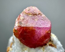 Cristal de rubis  sur matrice
