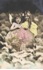 Enfants - Deux fillettes, dont l'une portant des ailes d'anges, près d'un glo